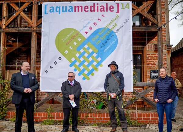 Dahme-Spreewalds Kulturdezernent Stefan Wichary, Fördervereinsvorsitzender Norbert Schmidt, Kurator Harald Larisch und Projektleiterin Anika Meißner bei der Programmvorstellung zur aquamediale 14 in Schlepzig. (Foto: Landkreis Dahme-Spreewald)